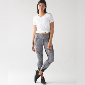 Lululemon Outrun Tight
Fall Net White Black / Black